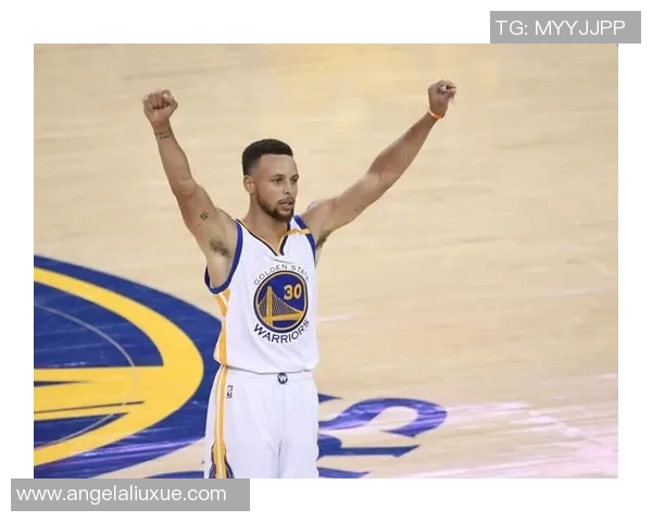 勇士与雄鹿热身赛库里状态回暖展现领袖风范引发球迷热议